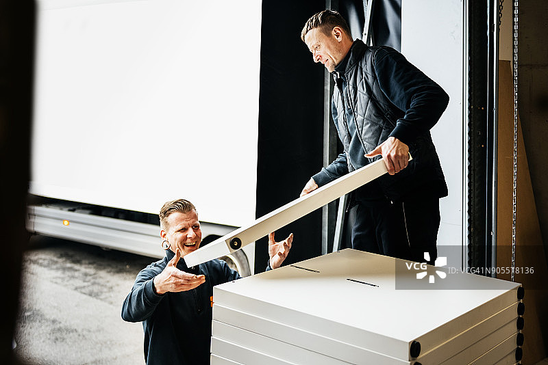 物流工人从卡车上卸货图片素材