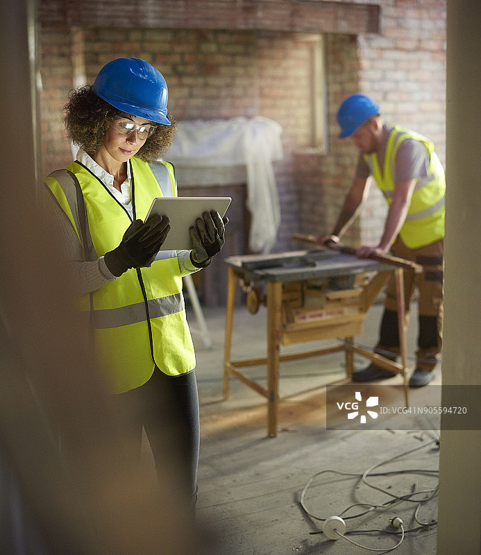 建筑师检查她的设计图片素材
