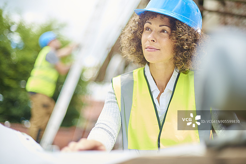 沉思中的女建筑师图片素材