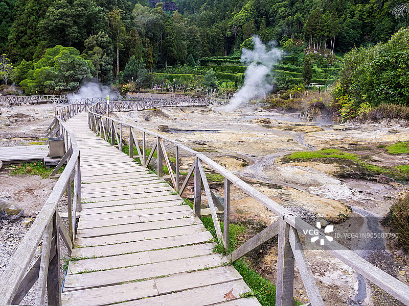亚速尔群岛圣米格尔岛弗纳斯湖的烟雾和导火索图片素材