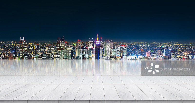 全景现代城市景观建筑鸟瞰夜景的空大理石地板顶部图片素材