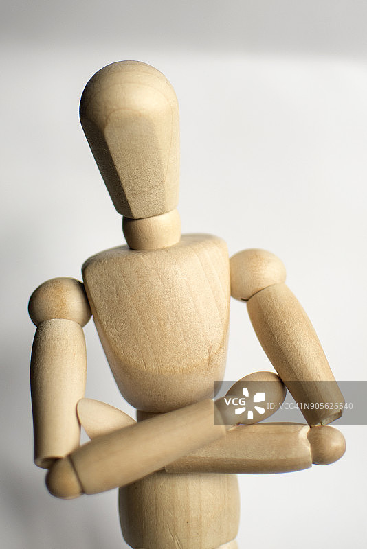 双臂交叉的自信人偶图片素材