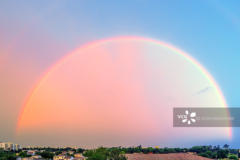 法国多尔多涅省贝尔热拉克地平线上的完整彩虹图片素材