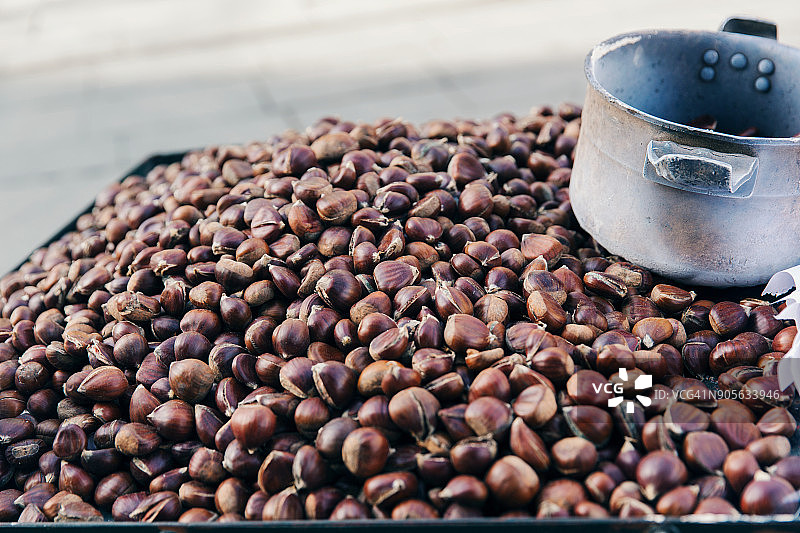 街头摊位上的烤栗子图片素材