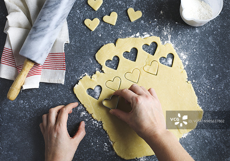 烘烤心形饼干的女人图片素材