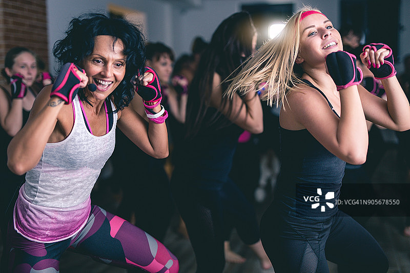 随着节拍尽情跳舞图片素材