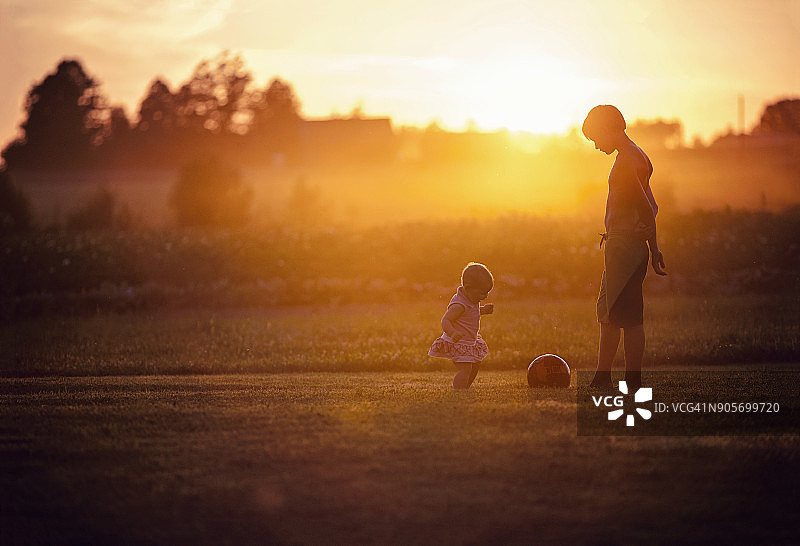 户外玩球的兄妹图片素材
