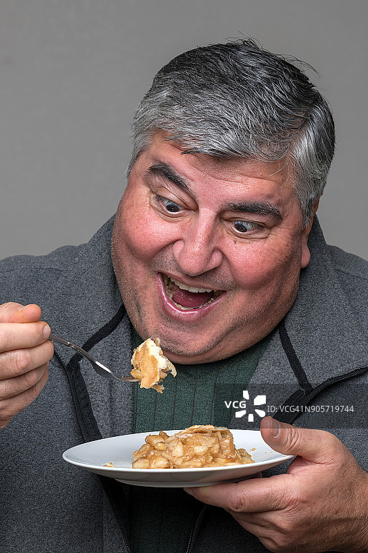 年长的男人在吃东西图片素材