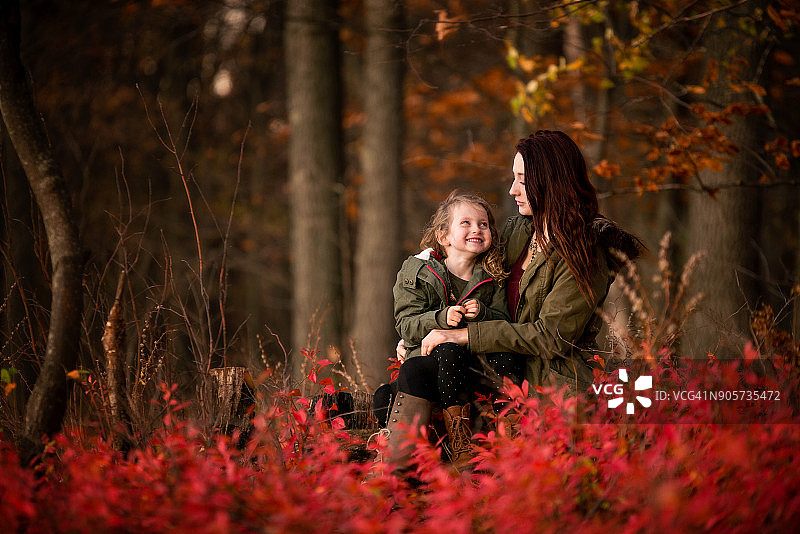 母女在森林里玩耍图片素材