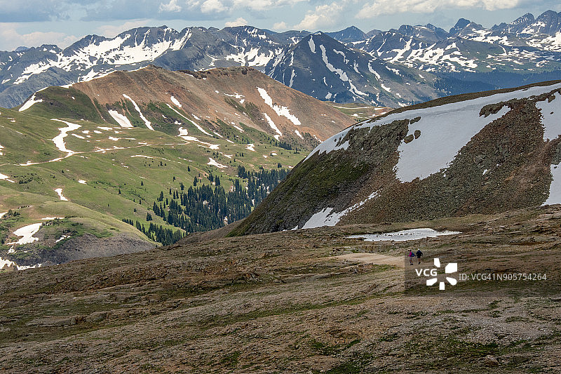 两位徒步旅行者前往黑熊山隘口图片素材