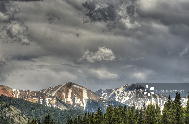 红山上空的乌云图片素材