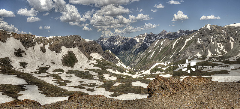 黑熊关隘顶峰的山脉全景图片素材