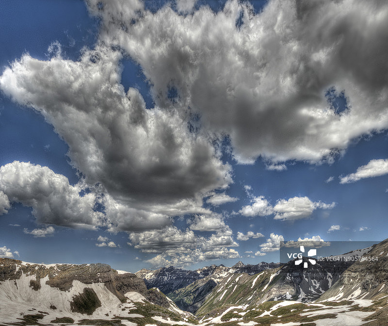 黑熊关山上的壮丽云彩全景图片素材