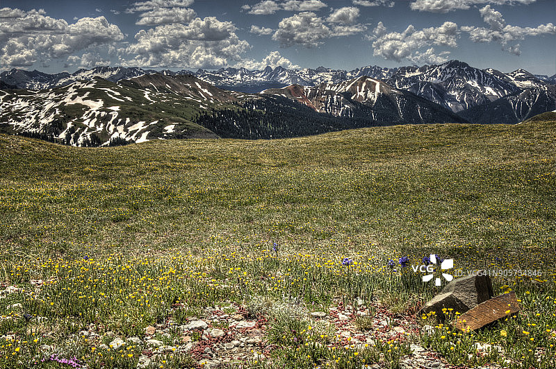 山地草甸和山景图片素材