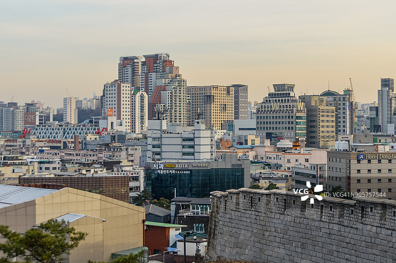 从骆山公园眺望首尔城市天际线图片素材
