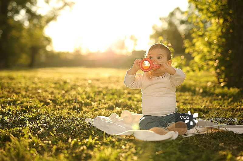 宝宝喝果汁图片素材