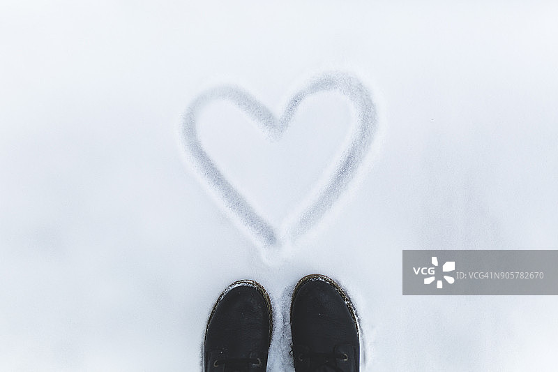 雪中勾勒的心形图片素材