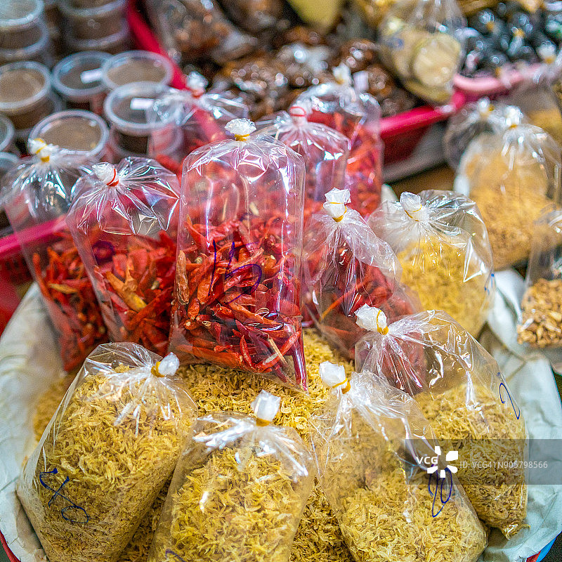 泰国甲米玛哈拉集市上出售的包装好的干货图片素材