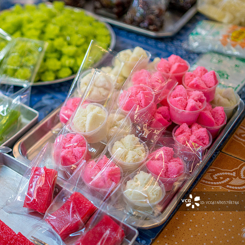 泰国甲米府马哈拉集市出售的纸杯蛋糕图片素材