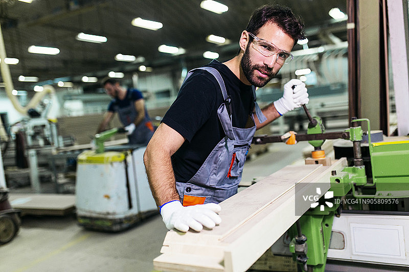 工作中的木匠图片素材