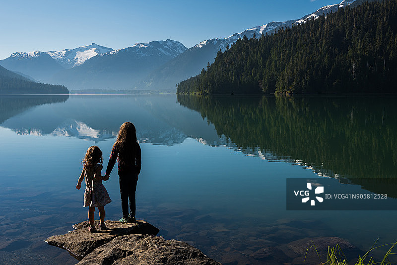 大自然中的家庭温馨时光图片素材
