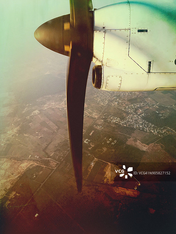 从螺旋桨飞机上看到的景色图片素材
