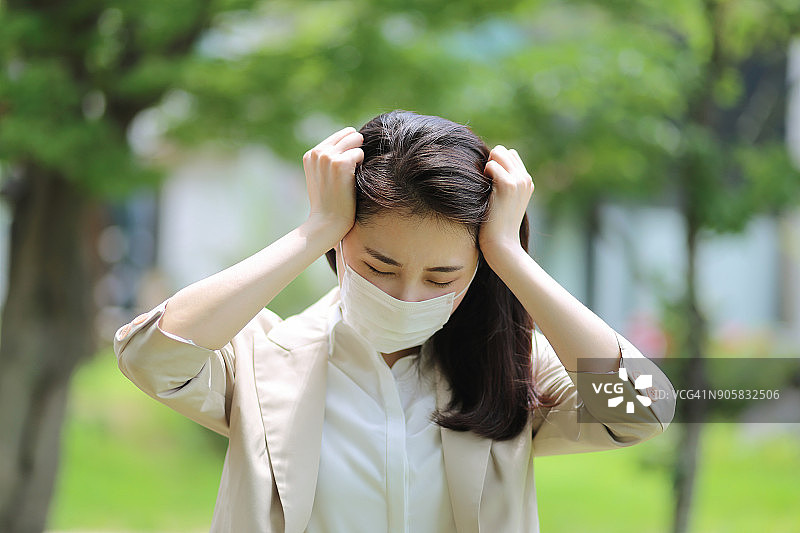 戴防护口罩的女商人图片素材