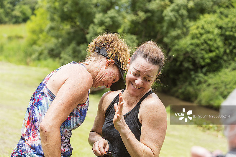 跑步后一起玩耍的年长女运动员图片素材