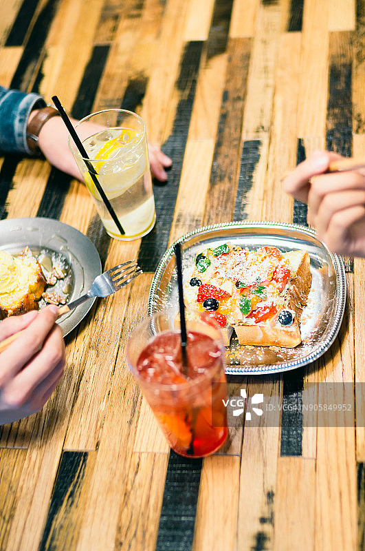 情侣在咖啡店享用美食午餐图片素材