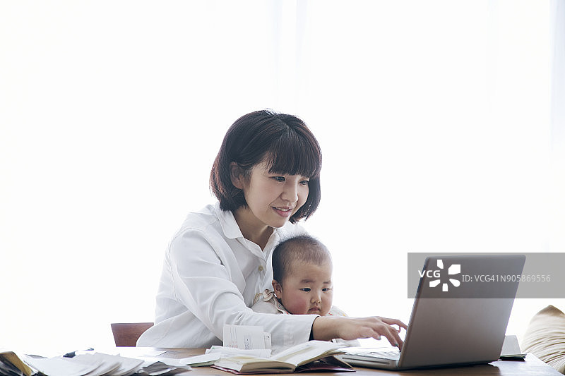 母亲和宝宝在家工作图片素材