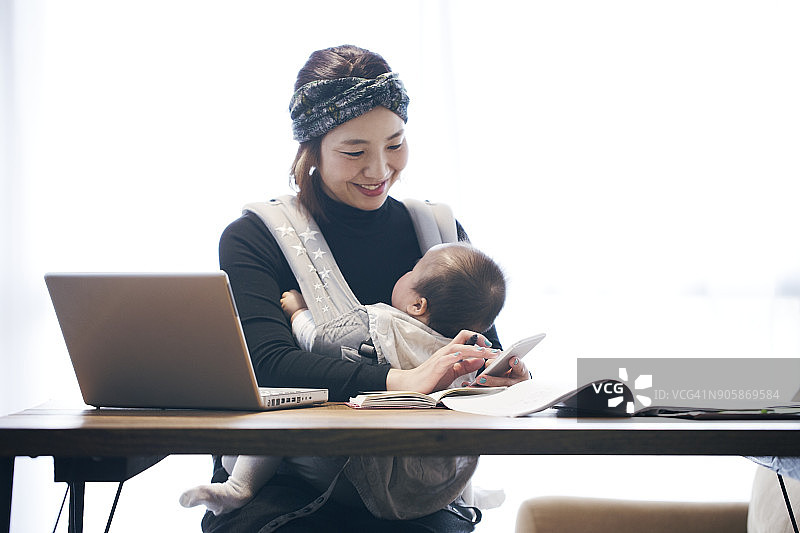 母亲和宝宝在家工作图片素材