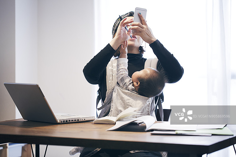 母亲和宝宝在家工作图片素材