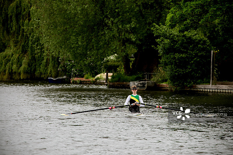 在泰晤士河上划单人双桨的青少年男子图片素材
