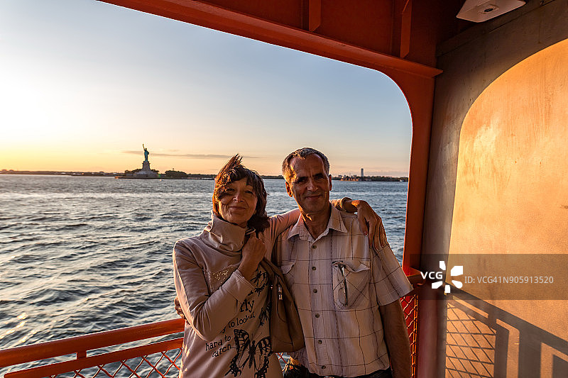 年长的夫妇在自由女神像附近 - 纽约市图片素材