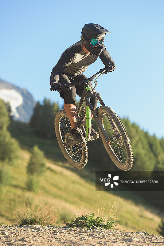 男子骑山地自行车表演极限特技图片素材