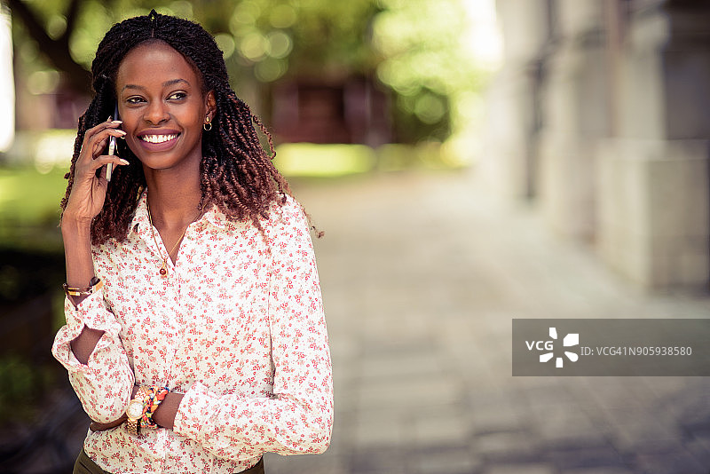 漂亮的非洲女人在用手机聊天图片素材
