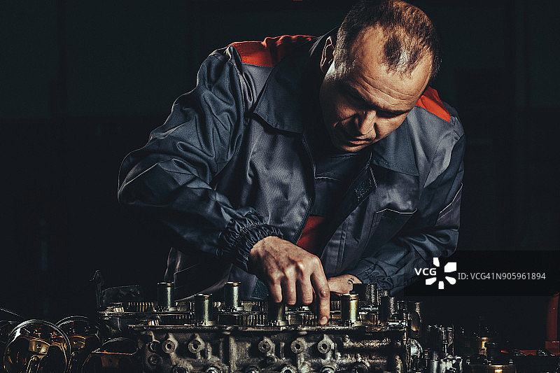 汽车维修店内的V8发动机维修图片素材