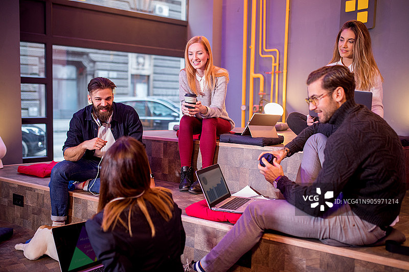 我们的办公室充满创意图片素材