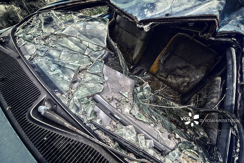 被砸碎的汽车挡风玻璃图片素材