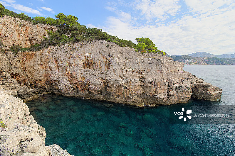 克罗地亚洛克鲁姆岛的海蚀洞美景图片素材