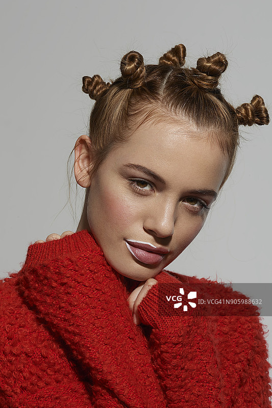 千禧一代女性，留着辫子图片素材