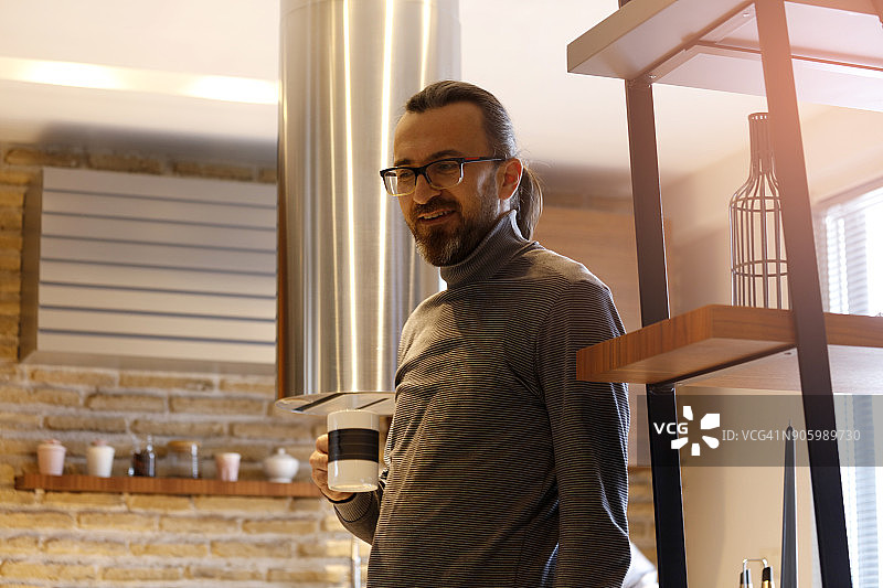 手捧热饮图片素材