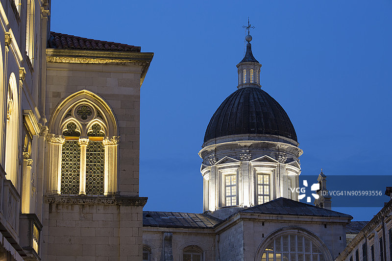 克罗地亚杜布罗夫尼克的总督宫和大教堂夜景图片素材