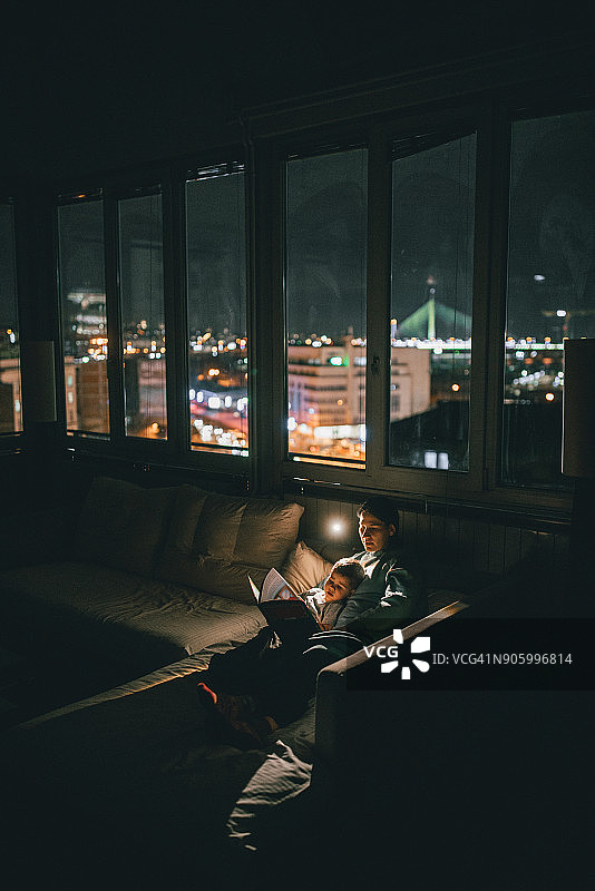 夜晚阅读故事图片素材