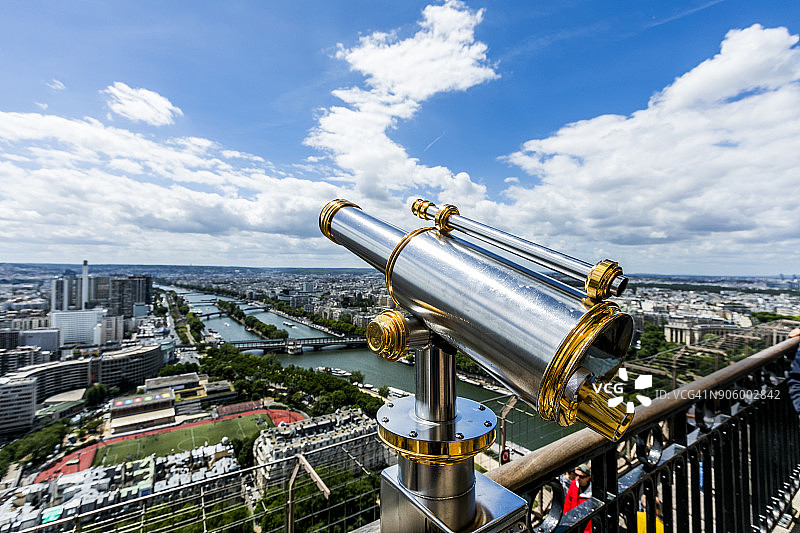 巴黎城市河流风光中的望远镜图片素材