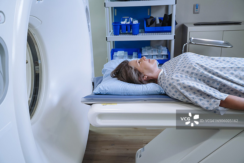 躺在扫描仪上的白人病人图片素材