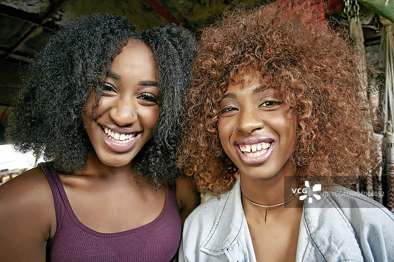 笑容满面的女子肖像图片素材