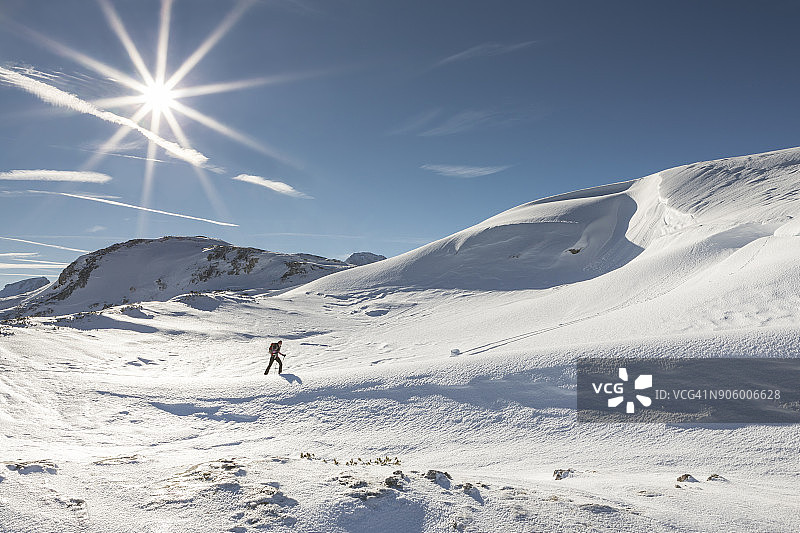 在奥地利达赫施泰因山脉穿雪鞋徒步图片素材
