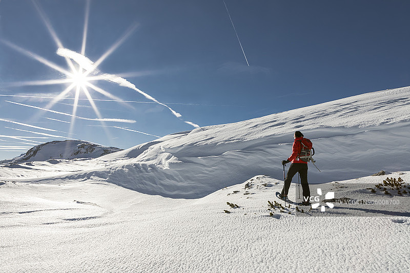 奥地利达赫施泰因山脉雪檐附近的雪鞋健行图片素材
