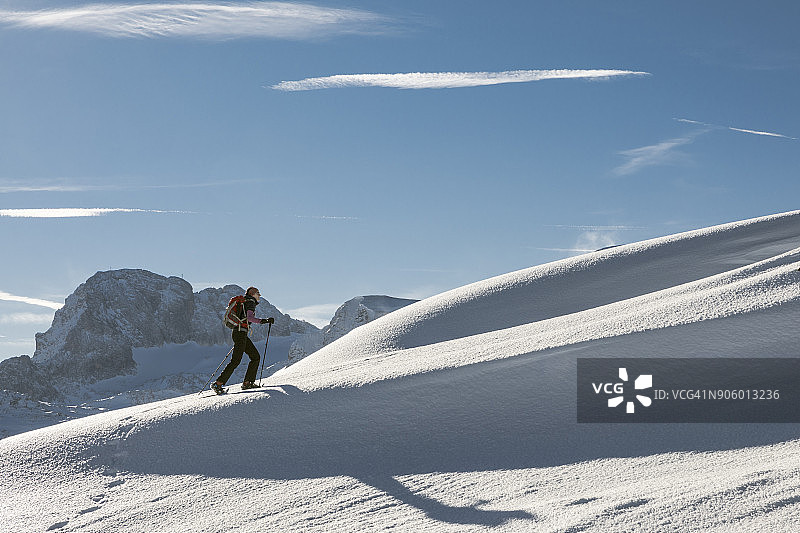 在奥地利达赫施泰因山脉穿着雪鞋徒步上坡图片素材